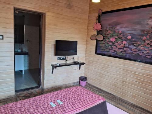 Una televisión o centro de entretenimiento en Mudra beach villa Gokarna