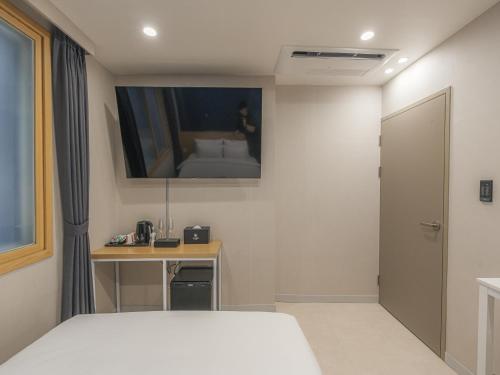 Una televisión o centro de entretenimiento en Hotel Leo Changwon Central Branch