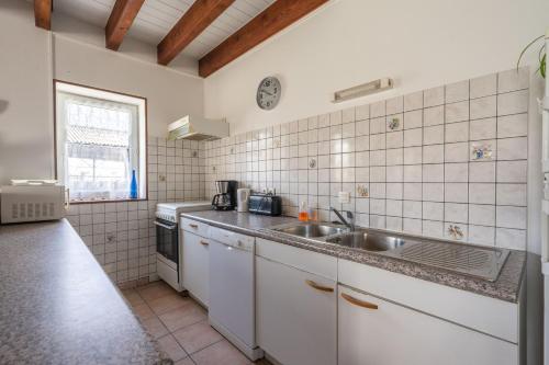 Dapur atau dapur kecil di Gite Oléron piscine intérieure