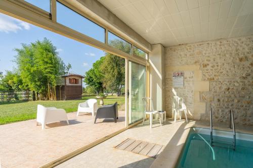 une maison avec une piscine et une terrasse dans l'établissement Grand gite 16 personnes, à La-Gripperie-Saint-Symphorien