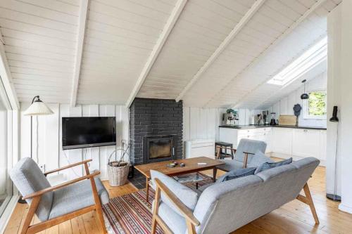 Televisyen dan/atau pusat hiburan di Idyllic Summer House Close To Beach And Forest