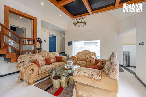 Χώρος καθιστικού στο StayVista at Mathikettan Homestay - Pet Friendly & Heater