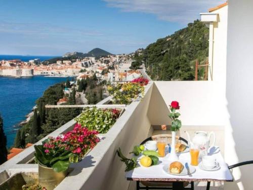 Apartment Mia - Two-Bedroom Apartment with Balcony and Sea View