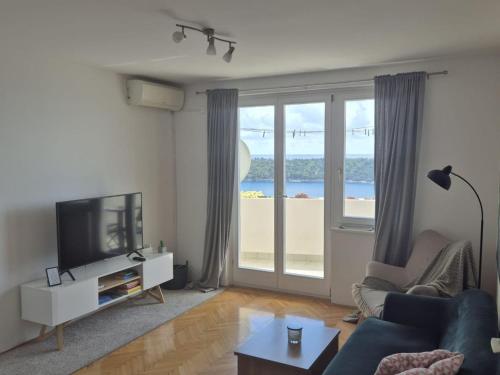 Apartment Mia - Two-Bedroom Apartment with Balcony and Sea View