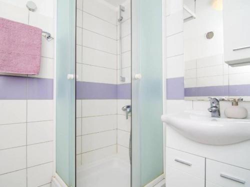 Apartment Mia - Two-Bedroom Apartment with Balcony and Sea View