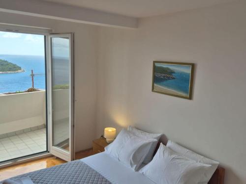 Apartment Mia - Two-Bedroom Apartment with Balcony and Sea View