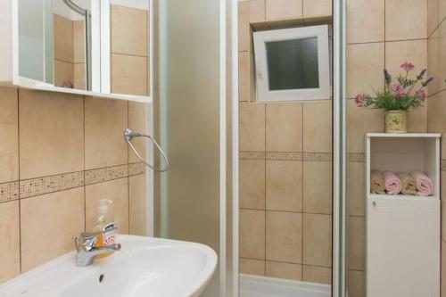 ein Badezimmer mit Waschbecken und Dusche in der Unterkunft Apartments Stipo - Two Bedroom Apartment with Balcony and Sea View A3 in Drače
