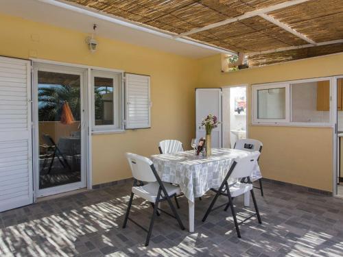 Apartments Djurkovic - Two-Bedroom Apartment with Shared Terrace and Sea View