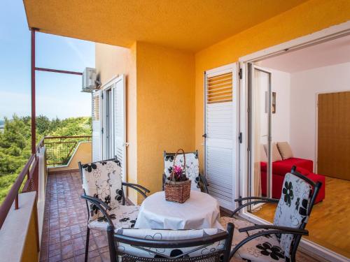 Apartment Marisol - One Bedroom Apartment with Balcony and Sea View