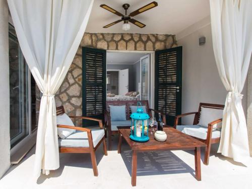 Villa Mirjana - One Bedroom Apartment with Terrace and Sea View Palma