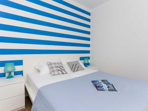 Apartments Villa Karmen - Comfort One-Bedroom Apartment with Terrace Marine