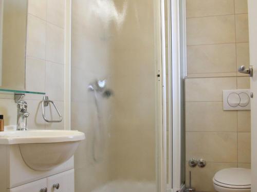 Un baño con ducha, inodoro y lavabo. en Villa Alegria Cavtat - Studio Apartment with Patio and Garden View, en Cavtat