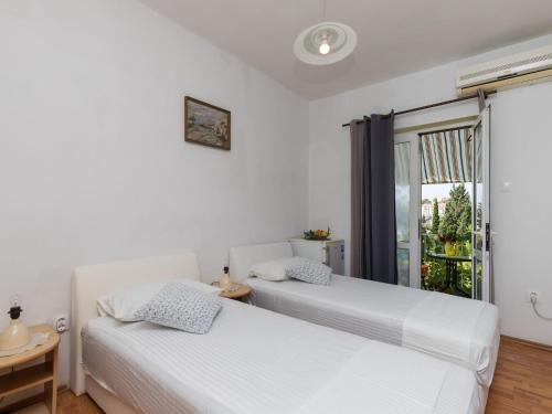 Guest House Bradas- Twin Room with Shared Bathroom No4