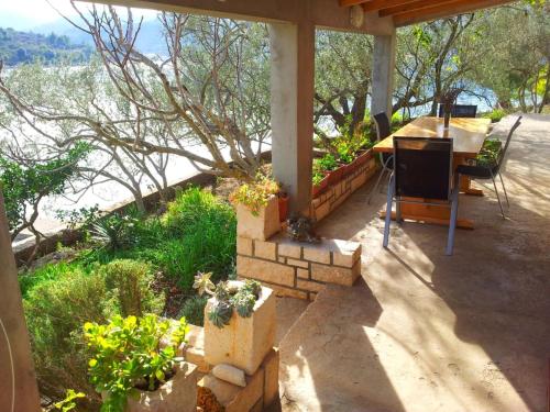 Getaway Beach House-One Bedroom Holiday Home with Terrace and Sea View