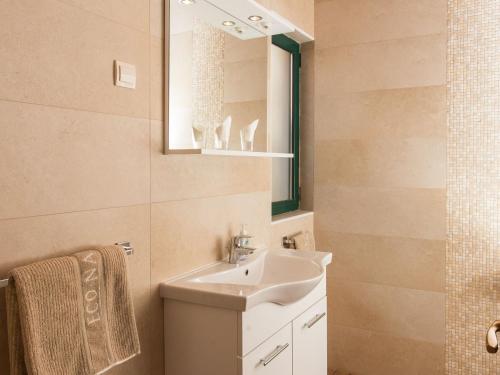 Villa Mirjana - One Bedroom Apartment with Terrace and Sea View Naran a