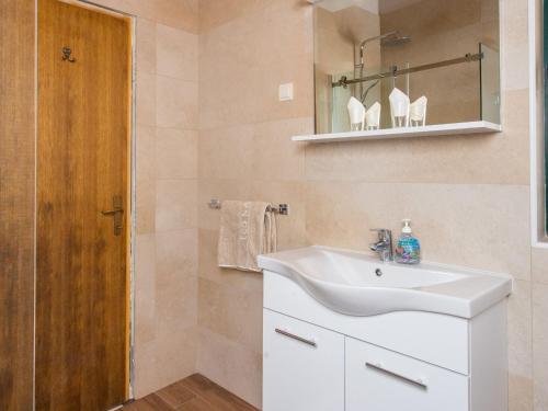 Villa Mirjana - One Bedroom Apartment with Terrace and Sea View Naran a
