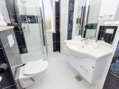 Apartments Ivana TR - Studio with Balcony and Sea View A4