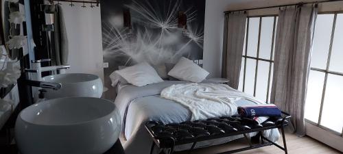une chambre avec un lit et une baignoire dans l'établissement La Cadole de Chardonnay, à Chardonnay