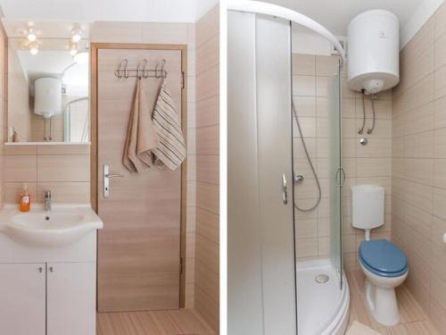 zwei Bilder eines Badezimmers mit Toilette und Waschbecken in der Unterkunft Apartments Stipo - One Bedroom Apartment with Terrace and Sea View A4 in Drače