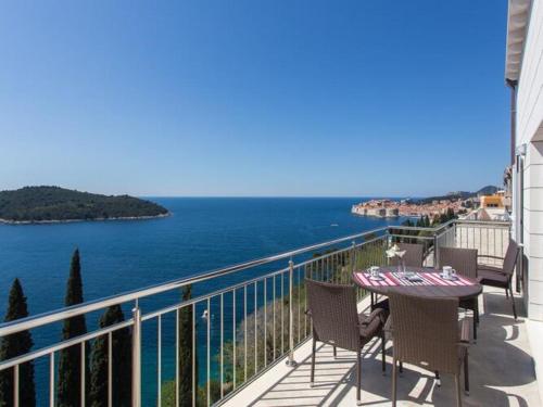 Apartments Villa Ari - Deluxe Three Bedroom Apartment with Balcony and Sea View Second Floor