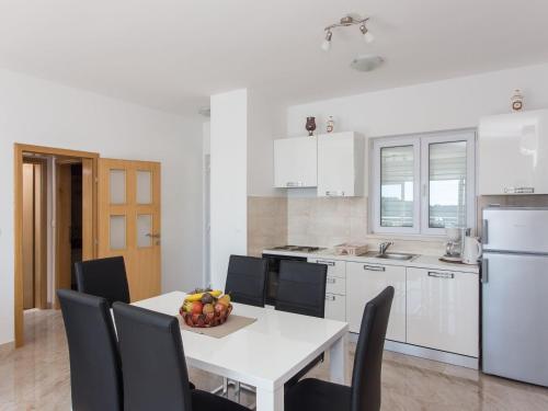 Apartments Villa Ari - Deluxe Three Bedroom Apartment with Balcony and Sea View Second Floor