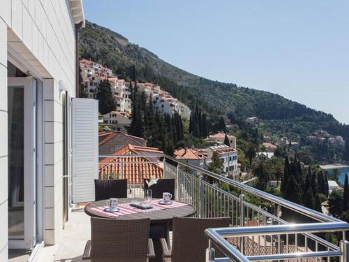 Apartments Villa Ari - Deluxe Three Bedroom Apartment with Balcony and Sea View Second Floor