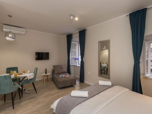 Apartments Urbis - Superior Studio Apartment with City View Desni