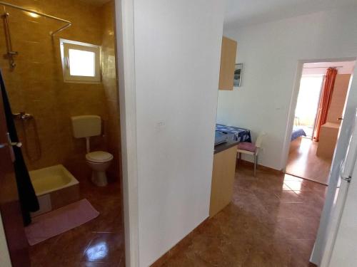 a small bathroom with a toilet and a sink at One-bedroom apartment with terrace in Sobra