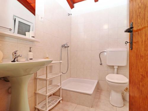 Koupelna v ubytování Holiday Home Zule - One Bedroom Holiday Home with Swimming pool