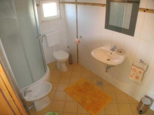 a small bathroom with a toilet and a sink at Apartments Paloc - Standard One-bedroom Apartment with Balcony uti in Bol