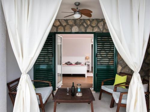 Villa Mirjana - Studio Apartment with Terrace and Sea View Bogumila
