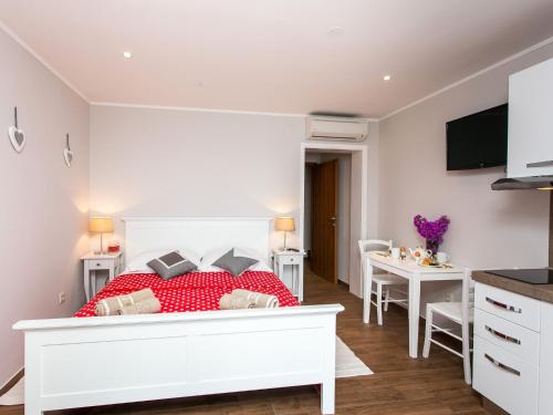 Villa Mirjana - Studio Apartment with Terrace and Sea View Bogumila
