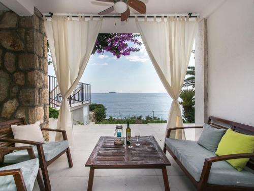 Villa Mirjana - Studio Apartment with Terrace and Sea View Bogumila