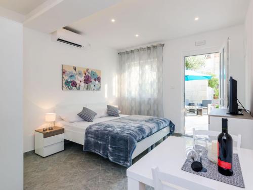 Apartments L&M - Studio Apartment with Terrace Vlahini