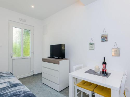 Apartments L&M - Studio Apartment with Terrace Vlahini