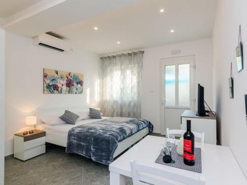 Apartments L&M - Studio Apartment with Terrace Vlahini