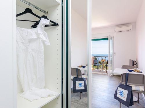 una habitación con una camisa blanca colgada en la pared en Apartments Villa Lukas - ''No 4'' One-Bedroom Apartment with Balcony and Sea View, en Cavtat