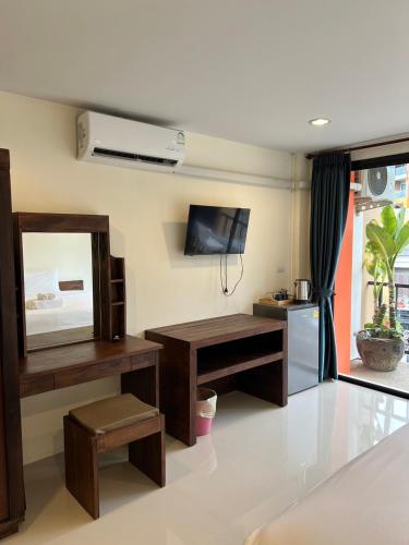 Televisyen dan/atau pusat hiburan di Rawai Sea Beach