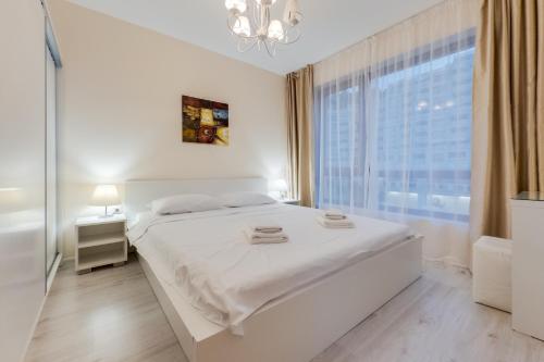 Ένα ή περισσότερα κρεβάτια σε δωμάτιο στο АТ apartment - Pool View