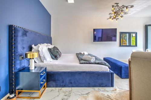 une chambre avec un lit avec une tête de lit bleue dans l'établissement Maison de vacances Carsac-de-Gurson, à Carsac-de-Gurson