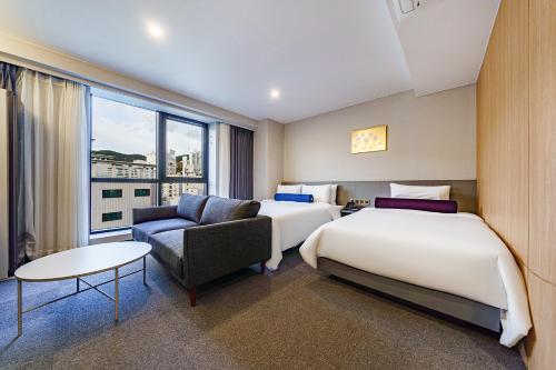 Postel nebo postele na pokoji v ubytování Hound Hotel Hadan