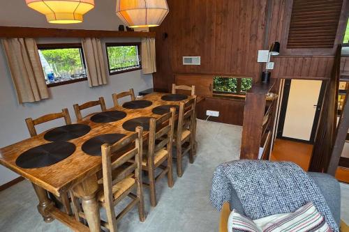 une salle à manger avec une grande table et des chaises en bois dans l'établissement Chalet Panorama, à Thollon-les-Mémises