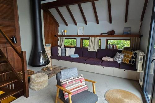 - un salon avec un canapé violet et une chaise dans l'établissement Chalet Panorama, à Thollon-les-Mémises