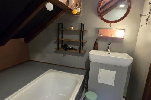 une salle de bain avec une baignoire, des toilettes et un lavabo dans l'établissement Chalet Panorama, à Thollon-les-Mémises