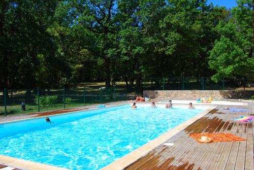 สระว่ายน้ำที่อยู่ใกล้ ๆ หรือใน Lagrange Grand Bleu Vacances - Residence Les Ségalières