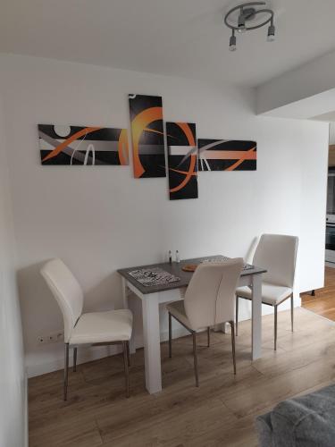 une salle à manger avec une table et des chaises et un tableau dans l'établissement Appartement Rubrouck 1 chambre, à Rubrouck