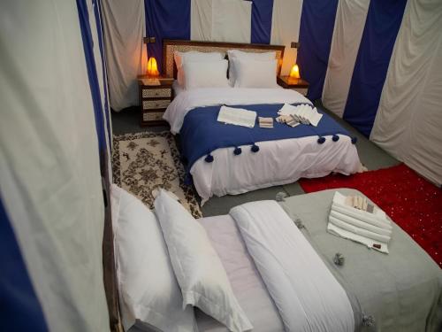 Katil atau katil-katil dalam bilik di Merzouga Sahara Nights camp & desert activities