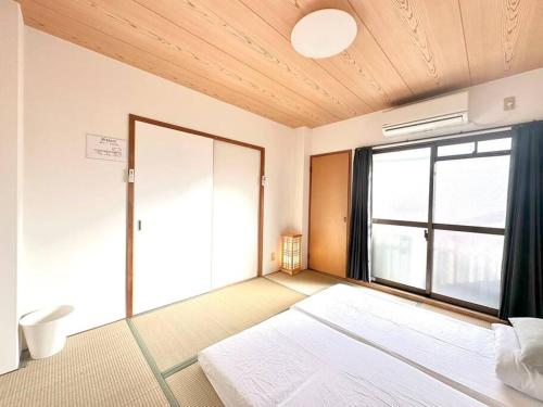 大阪市にある303号室南海線駅2分の明るい和室専用キッチンとバスルーム付き荷物預りのベッドルーム1室(ベッド1台、大きな窓付)