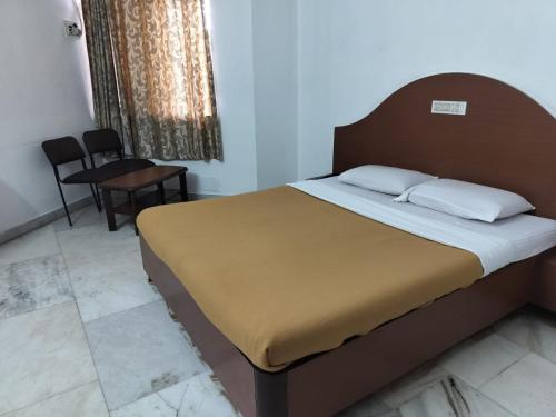 Postel nebo postele na pokoji v ubytování AKSHAY RESIDENCY