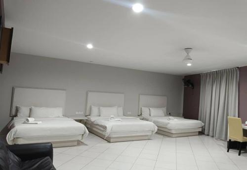 Una cama o camas en una habitación de SR Inn